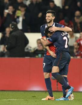 Poi segna Lavezzi, abbracciato da Pastore: due ex 